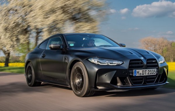 Същите качества под капака като при M3. Моделът е запазил красотата на &bdquo;Четворките&ldquo;, като има шестстепенна ръчна скоростна кутия. Достига за 4,2 секунди до 100 км/ч от място, като максималната скорост е ограничена електронно до 250.
